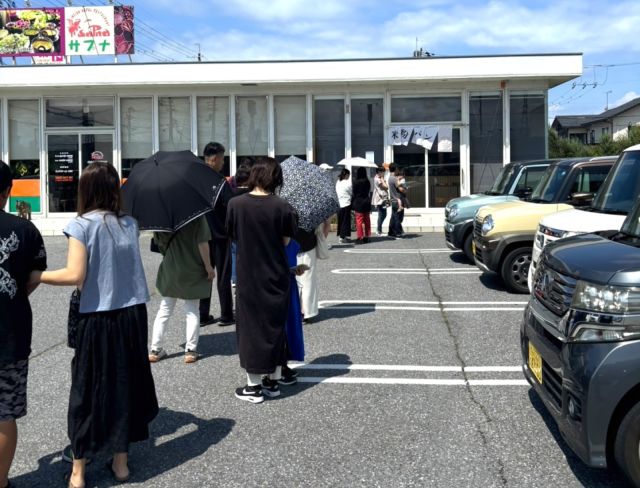 米縁の店舗前に並ぶお客様